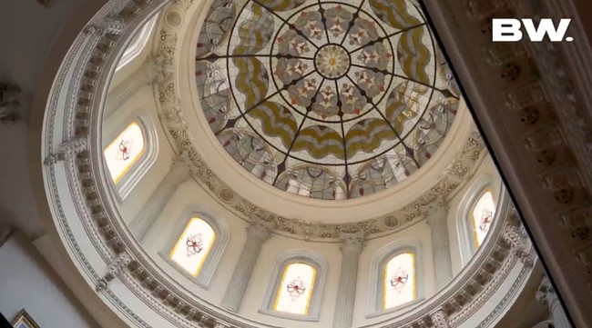 Sebuah kubah besar yang megah menjadi statement mewah di langit-langit rumah. (Foto: YouTube/Boy William)