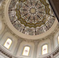 Sebuah kubah besar yang megah menjadi statement mewah di langit-langit rumah. (Foto: YouTube/Boy William)