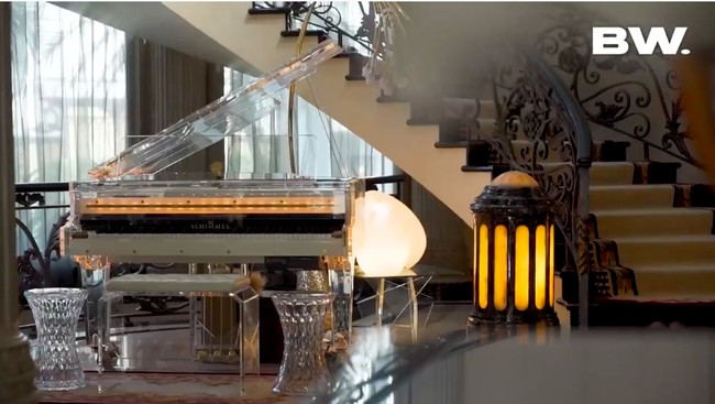 Menariknya, grand piano di rumah Dave justru bergaya modern dengan material transparan. (Foto: YouTube/Boy William)