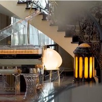 Menariknya, grand piano di rumah Dave justru bergaya modern dengan material transparan. (Foto: YouTube/Boy William)