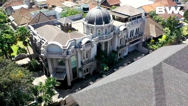 Inilah rumah mewah yang ditinggali Dave Stanley, seleb TikTok dengan 1,7 juta lebih pengikut. Bergaya klasik, rumah yang berada di Bandung, Jawa Barat, itu menyerupai istana-istana di Eropa. (Foto: YouTube/Boy William)