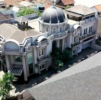 Inilah rumah mewah yang ditinggali Dave Stanley, seleb TikTok dengan 1,7 juta lebih pengikut. Bergaya klasik, rumah yang berada di Bandung, Jawa Barat, itu menyerupai istana-istana di Eropa. (Foto: YouTube/Boy William)