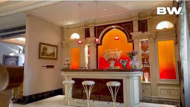 Terdapat sebuah bar dengan aksen oranye kemerahan di salah satu sudut rumah. (Foto: YouTube/Boy William)