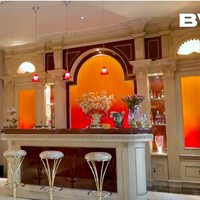 Terdapat sebuah bar dengan aksen oranye kemerahan di salah satu sudut rumah. (Foto: YouTube/Boy William)