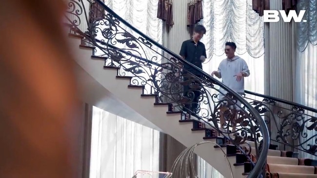 Di tangga inilah, Dave membuat sebuah konten yang sampai ditonton 160 juta kali di TikTok. (Foto: YouTube/Boy William)