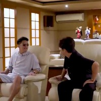 Sebuah ruangan didedikasikan secara khusus sebagai bioskop mini dengan sofa putih besar yang nyaman. (Foto: YouTube/Boy William)