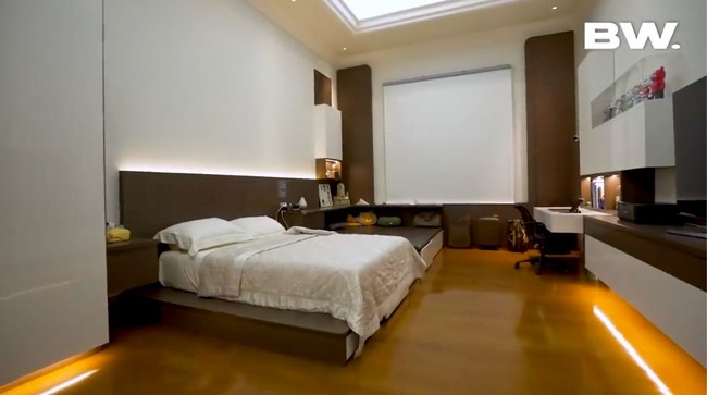 Kontras dengan ruangan lainnya, kamar Dave Stanley justru hadir dengan desain yang minimalis. Warna putih dan unsur kayu tampak mendominasi.(Foto: YouTube/Boy William)