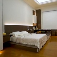 Kontras dengan ruangan lainnya, kamar Dave Stanley justru hadir dengan desain yang minimalis. Warna putih dan unsur kayu tampak mendominasi.(Foto: YouTube/Boy William)