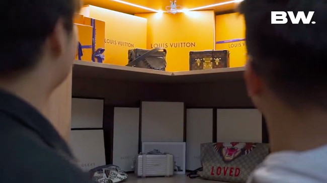 Dave hobi mengoleksi branded fashion item. Sebuah lemari khusus dibuat untuk menyimpan koleksi tas-tas dari rumah mode ternama, seperti Louis Vuitton, Gucci dan Dior. (Foto: YouTube/Boy William)