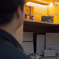 Dave hobi mengoleksi branded fashion item. Sebuah lemari khusus dibuat untuk menyimpan koleksi tas-tas dari rumah mode ternama, seperti Louis Vuitton, Gucci dan Dior. (Foto: YouTube/Boy William)