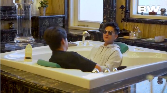 Kamar mandinya tak kalah mewah. Terdapat sebuah bathtub yang dapat memuat dua orang. (Foto: YouTube/Boy William)