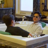 Kamar mandinya tak kalah mewah. Terdapat sebuah bathtub yang dapat memuat dua orang. (Foto: YouTube/Boy William)