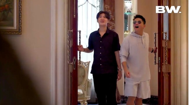 Rumah Dave Stanley muncul di salah satu episode Di Balik Pintu di kanal YouTube Boy William. Tampak Boy terpukau saat memasuki rumah yang hampir di setiap sudutnya dihiasi interior bergaya klasik tersebut.  (Foto: YouTube/Boy William)