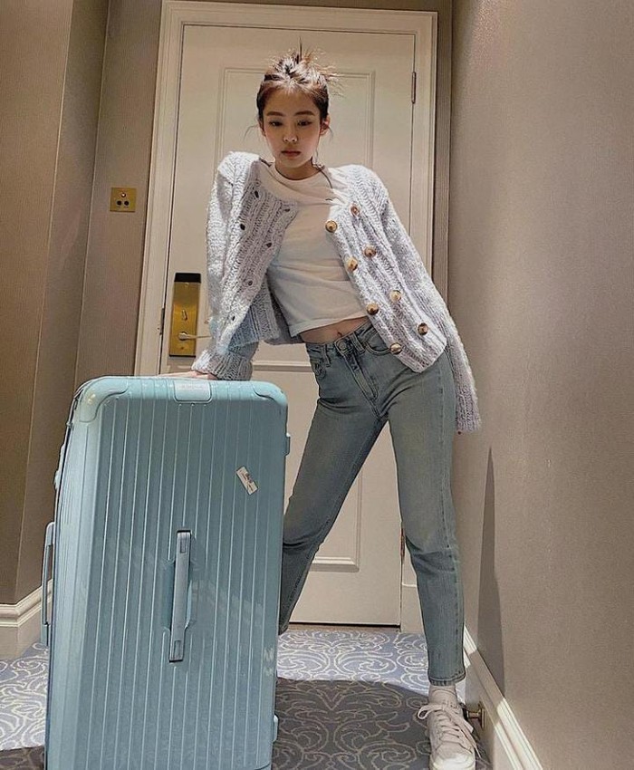 Pose Manis Jennie 'Blackpink' Saat Ngemil Burger hingga Es Krim