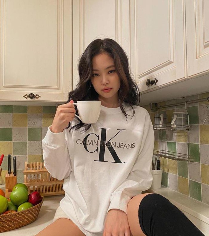 Galeri Jennie BP Pose Manis Jennie 'Blackpink' Saat Ngemil Burger hingga Es Krim