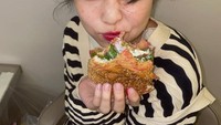 Jennie ternyata juga seorang penikmat kuliner dan doyan makan. Salah satu momennya ialah menikmati burger yang terlihat begitu lezat dengan ekspresi Jennie yang sangat lucu dan bersemangat menghabiskan burgernya. Foto: Instagram/jennierubyjane