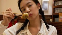 Pada saat perayaan Valentine Day, Jennie bahkan lebih memilih untuk menikmati dumpling. Mengenakan kemeja putih dengan rambut dikepang, Jennie begitu bahagia menikmati dumpling kesukaannya. Foto: Instagram/jennierubyjane