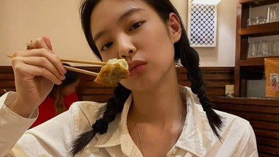 Pose Manis Jennie Blackpink Saat Ngemil Burger hingga Es Krim