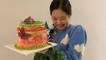 Pose Manis Jennie Blackpink Saat Ngemil Burger hingga Es Krim
