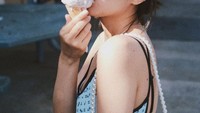 Pada sebuah perjalanan pekerjaannya ke Hawaii yang cenderung bersuhu tinggi, Jennie juga tak lupa untuk membeli es krim. Topi putih dan kaca mata hitam untuk melindungi wajahnya ditambah dengan es krim yang dingin untuk menyegarkan dirinya terlihat saat ia mengunjungi Hawaii. Foto: Instagram/jennierubyjane