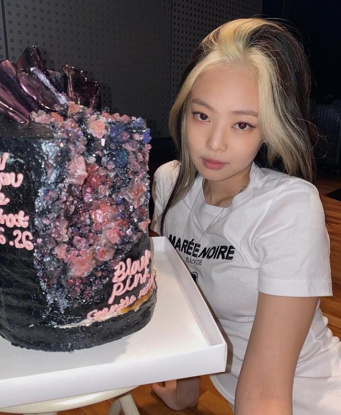 Pose Manis Jennie 'Blackpink' Saat Ngemil Burger hingga Es Krim