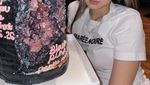 Pose Manis Jennie Blackpink Saat Ngemil Burger hingga Es Krim