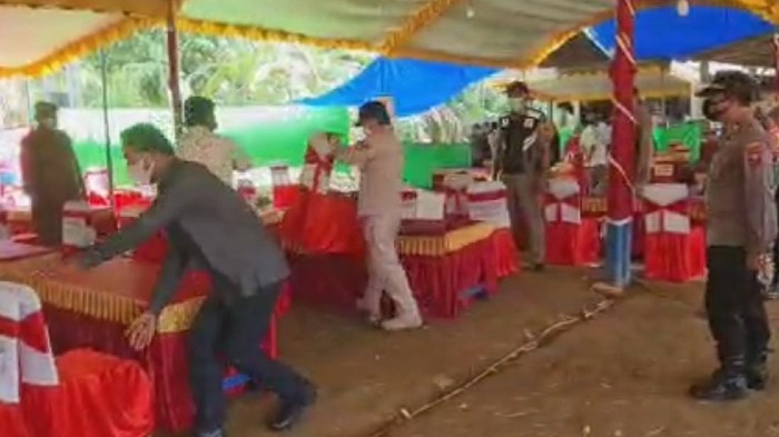Satgas COVID-19 Trenggalek menertibkan sejumlah warga yang nekat menggelar hajatan di masa PPKM. Saat penertiban juga dilakukan swab antigen.