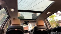 Belum lagi hadirnya atap model panoramic sunroof, yang panjang hingga kursi baris kedua, membuat mobil ini terasa makin berkelas dan penumpang mendapat kesan yang semakin menyenangkan. Foto: Muhammad Hafizh Gemilang