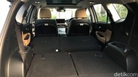 Mobil yang kami tes ini adalah Hyundai Santa Fe 2021 7-Seater yang berarti disediakan kursi baris ketiga. Untuk mengakses jok baris ketiga ini, dapat dengan mudah dengan menekan tombol di jok penumpang baris kedua, sehingga jok baris kedua akan menutup dan memberi ruang untuk melangkah ke belakang. Foto: Muhammad Hafizh Gemilang