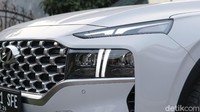 Bagaimana tidak? Lihat saja desain grille besarnya yang melebar hingga lampu utama. Selain itu, yang menjadi ciri khas dari Santa Fe 2021 adalah hadirnya daytime running light (DRL) yang berbentuk huruf T atau t-shape drl.  Foto: Muhammad Hafizh Gemilang