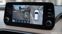 Namun, di Santa Fe 2021 ini ada satu fitur yang menurut kami paling bermanfaat, yaitu hadirnya kamera di sekeliling mobil ini yang langsung terkoneksi ke layar tengah. Fitur ini disebut Hyundai dengan Surround View Monitor (SVM). Dengan adanya fitur ini, membawa Hyundai Santa Fe 2021 ke parkiran yang sempit atau sulit sekalipun, rasanya akan lebih mudah.  Foto: Muhammad Hafizh Gemilang