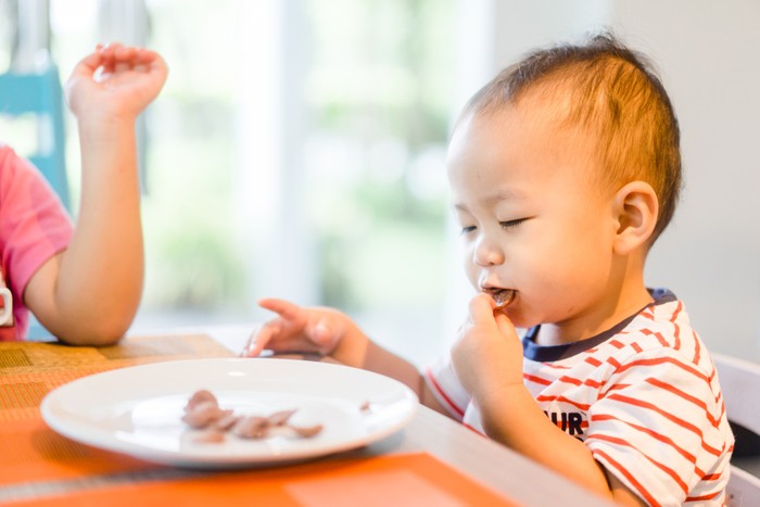Ilustrasi Anak Makan Camilan