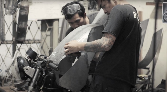 Ilustrasi pengerjaan motor kustom di Batakastem