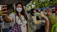 Sejauh ini hampir 7 juta orang Filipina telah divaksinasi lengkap dan lebih dari 11 juta lainnya telah menerima dosis pertama mereka.