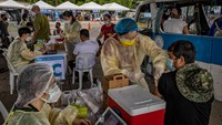Seorang pekerja transportasi umum disuntik dengan vaksin CoronaVac COVID-19 Sinovac Biotech, oleh petugas, di Manila, Filipina.