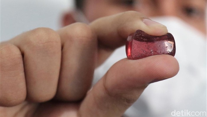 Lima mahasiswa Universitas Padjadjaran ciptakan inovasi inovasi untuk bantu turunkan kecanduan rokok di Indonesia. Inovasi itu berupa permen atau Iozenges.