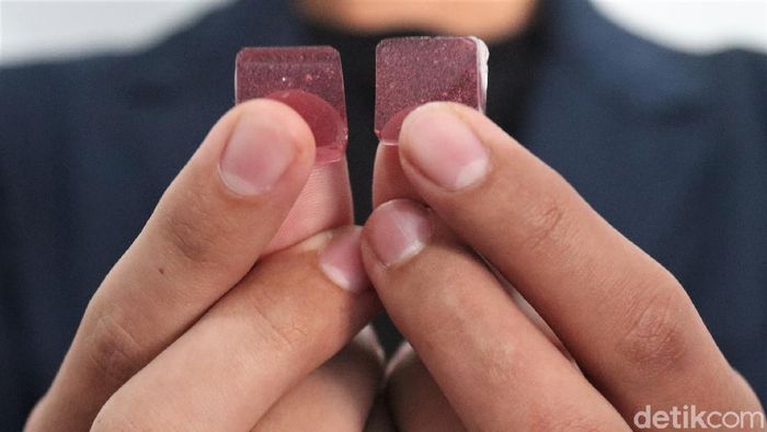 Ini Permen Buatan Mahasiswa Unpad yang Bantu Turunkan Kecanduan Rokok Lima mahasiswa Universitas Padjadjaran ciptakan inovasi inovasi untuk bantu turunkan kecanduan rokok di Indonesia. Inovasi itu berupa permen atau Iozenges.