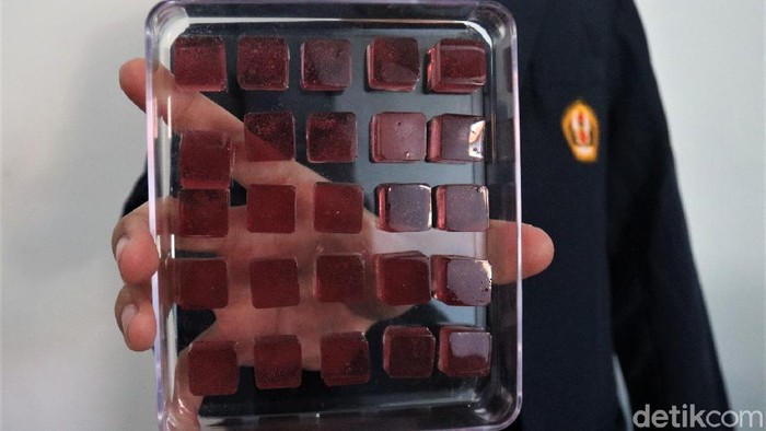 Ini Permen Buatan Mahasiswa Unpad yang Bantu Turunkan Kecanduan Rokok Lima mahasiswa Universitas Padjadjaran ciptakan inovasi inovasi untuk bantu turunkan kecanduan rokok di Indonesia. Inovasi itu berupa permen atau Iozenges.