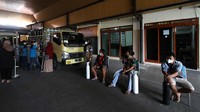 Tampak petugas mengisi tabung-tabung oksigen milik warga.