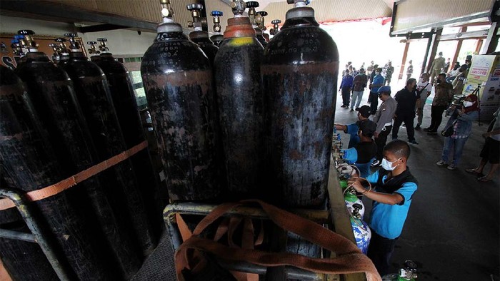 Isi Ulang Oksigen Warga mengantre untuk melakukan isi ulang oksigen pada kegiatan bakti sosial oksigen tanpa dipungut biaya di Rumah Dinas Bupati Karanganyar, Jawa Tengah, Jumat (30/7).