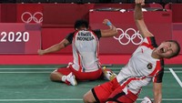 Ekspresi ganda putri Indonesia Greysia Polii/Apriyani Rahayu usai memenangi pertandingan melawan ganda putri China Due Yue/Li Yin Hui dalam perempatfinal Olimpiade Tokyo 2020 di Musashino Forest Sport Plaza, Tokyo, Jepang. 