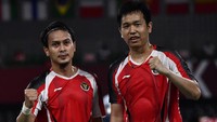 Pebulutangkis ganda putra Indonesia Mohammad Ahsan/Hendra Setiawan mengepalkan tangan seusai mengalahkan lawannya. Ganda putra Mohammad Ahsan/Hendra Setiawan mengincar tiket babak final badminton Olimpiade Tokyo 2020.