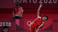 Pebulutangkis ganda putra Indonesia Mohammad Ahsan/Hendra Setiawan mengembalikan kok ke arah lawan.