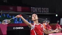 Aksi pebulutangkis tunggal putra Indonesia Anthony Sinisuka Ginting saat mengembalikan kok ke arah lawan, di ajang Olimpiade Tokyo 2020.