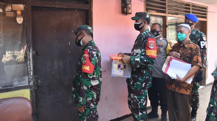 Jajaran TNI di Mampang Jaksel ketuk rumah warga isoman untuk sampaikan paket sembako dari KSAD