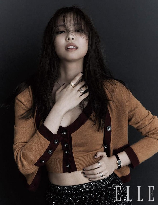 Jennie BLACKPINK mengungkap tengah mencoba merawat tubuhnya dengan baik. Ia lebih berhati-hati saat melakukan pilates setelah sebelumnya mengalami cedera di mata kaki. Foto: dok. Elle Korea