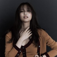 Jennie BLACKPINK mengungkap tengah mencoba merawat tubuhnya dengan baik. Ia lebih berhati-hati saat melakukan pilates setelah sebelumnya mengalami cedera di mata kaki. Foto: dok. Elle Korea