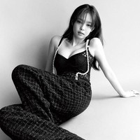 ELLE Korea merilis hasil pemotretan Jennie BLACKPINK pada Jumat (30/7/2021). Ia memancarkan pesonanya sebagai brand ambassador Chanel dalam balutan koleksi Fall Winter 2021/22. Foto: dok. Elle Korea