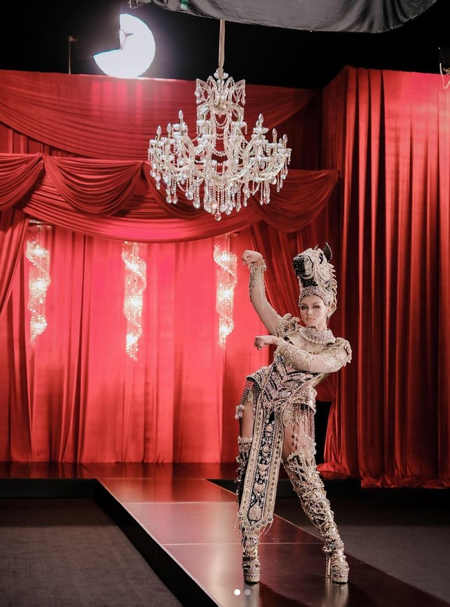 Jihane Almira, berhasil memenangkan gelar Best National Costume. Kostum nasional Indonesia untuk Miss Supranational 2021 bertajuk  The Dashing of Equus Caballus yang merupakan buah kolaborasi dari Levico Butik dan Eggie Jasmin Artisan Couture. Foto: Instagram/@officialputeriindonesia