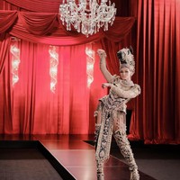 Jihane Almira, berhasil memenangkan gelar Best National Costume. Kostum nasional Indonesia untuk Miss Supranational 2021 bertajuk  The Dashing of Equus Caballus yang merupakan buah kolaborasi dari Levico Butik dan Eggie Jasmin Artisan Couture. Foto: Instagram/@officialputeriindonesia